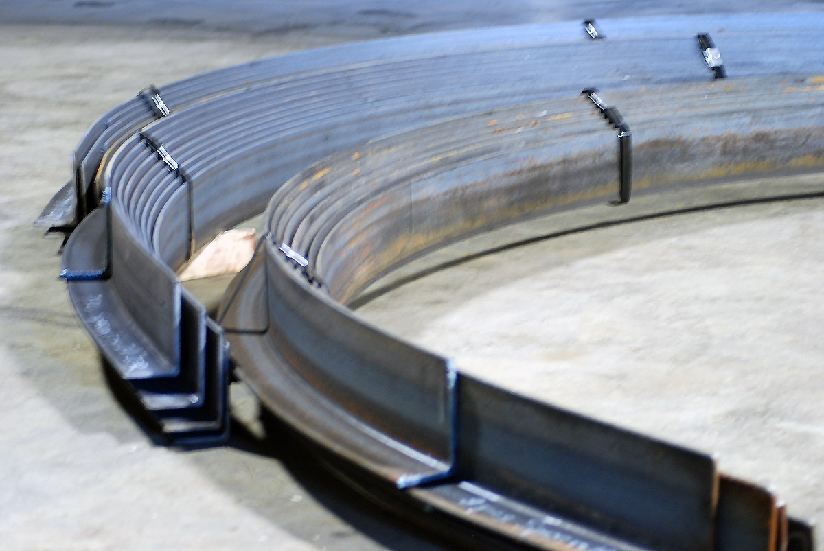 гнутые детали из фанеры. гибка трубы 40х40 в радиус нержавейка. лестница полувинтовая тетива. арка из профиля кнауф. гибка профильной трубы по радиусу.